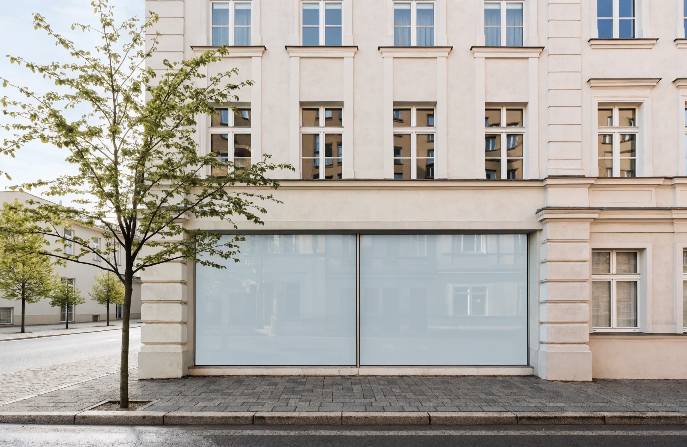 Ladenlokal mit großer Schaufensterfront im Erdgeschoss eines Altbaus