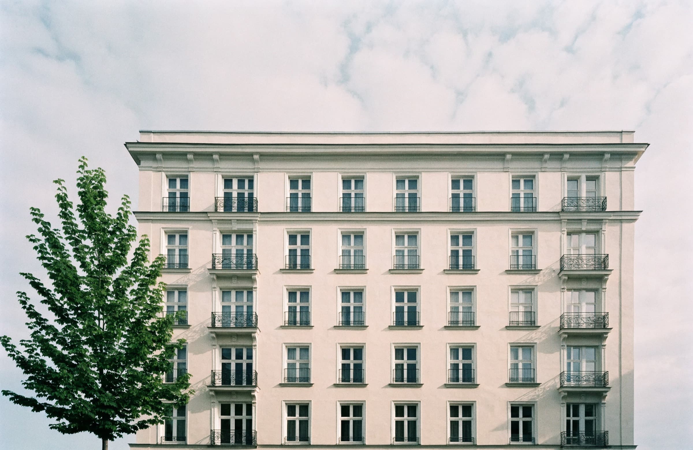 Restaurierte Gründerzeitfassade mit hohen Fenstern und Balkonen