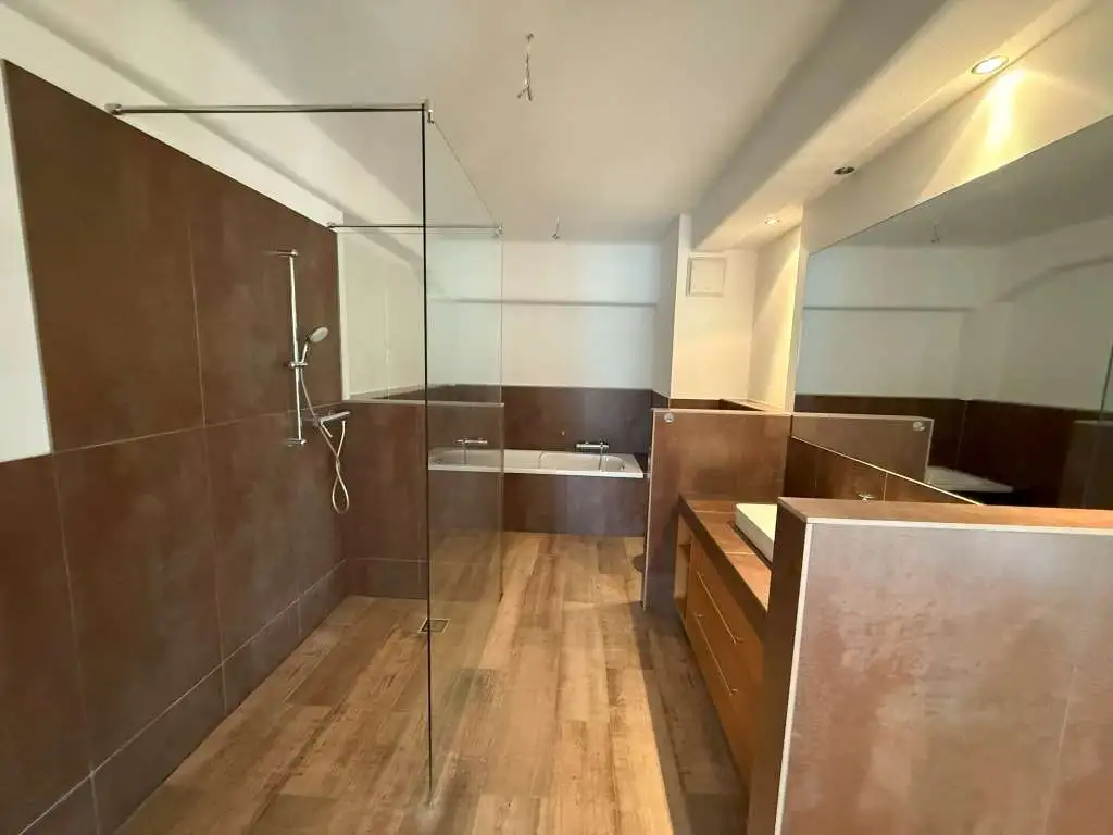 Wannenbad mit Dusche