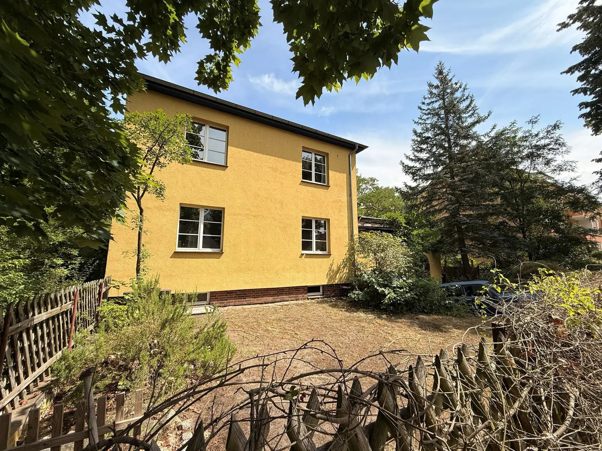 Ein Zuhause mit Seltenheitswert: Familienhaus mit separatem Gästehaus in Friedri