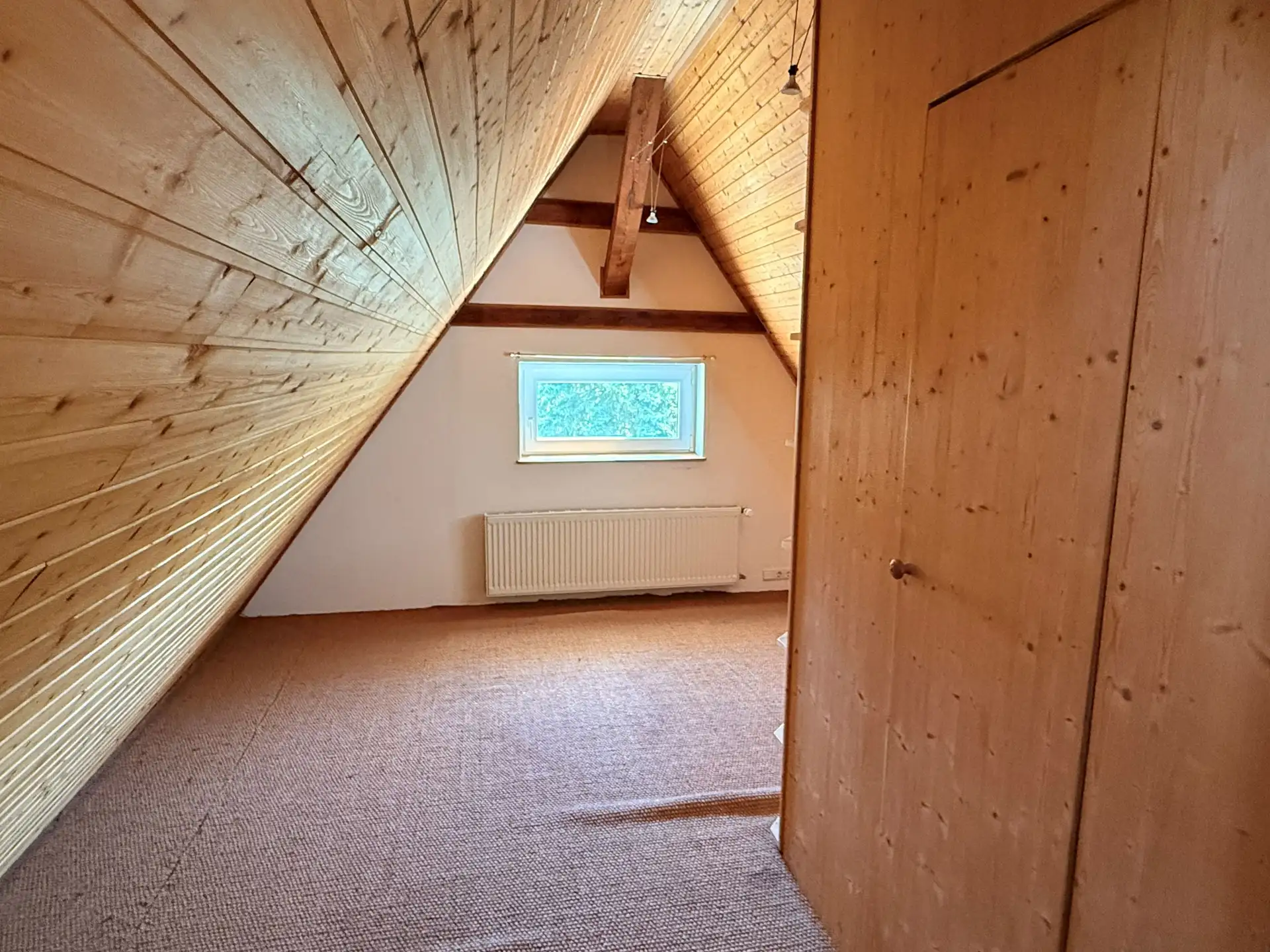 Mehr Platz für die Familie – Einfamilienhaus mit Kamin, Garten und Dachboden in
